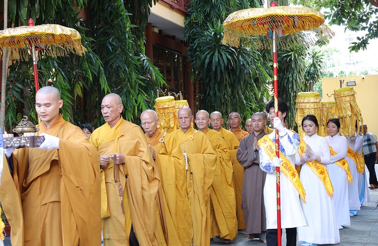 Cung nghinh chư tôn giáo phẩm quang lâm lễ đường cử hành Đại lễ Vu lan - Báo hiếu