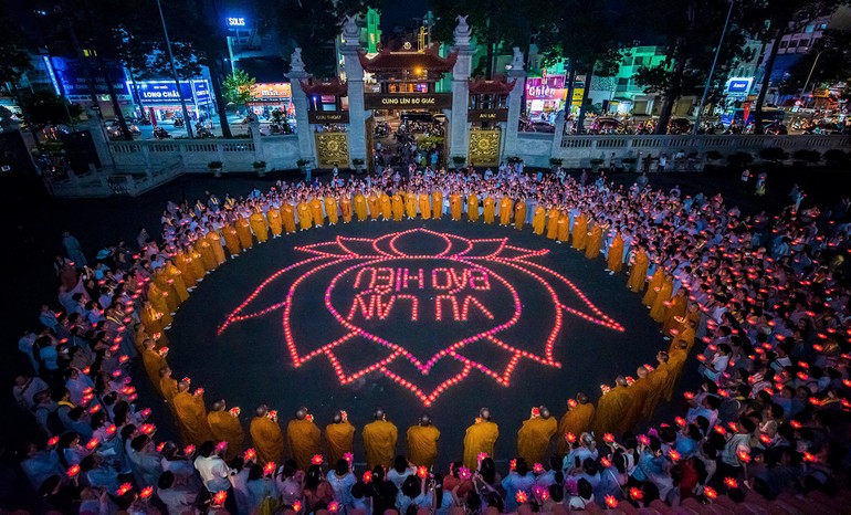 Đóa liên đăng với dòng chữ Vu lan - Báo hiếu được kết nối hàng trăm chiếc đèn hoa đăng trước Việt Nam Quốc Tự - Ảnh: Quảng Đạo/BGN