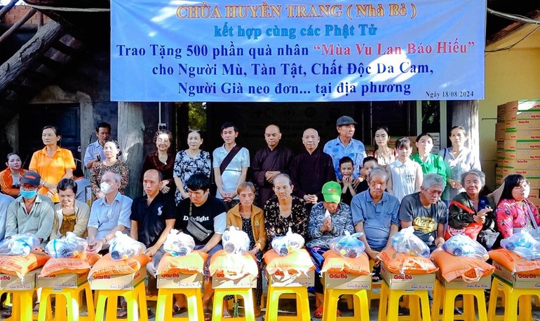 Chùa Huyền Trang tổ chức tặng 500 phần quà nhân mùa Vu lan