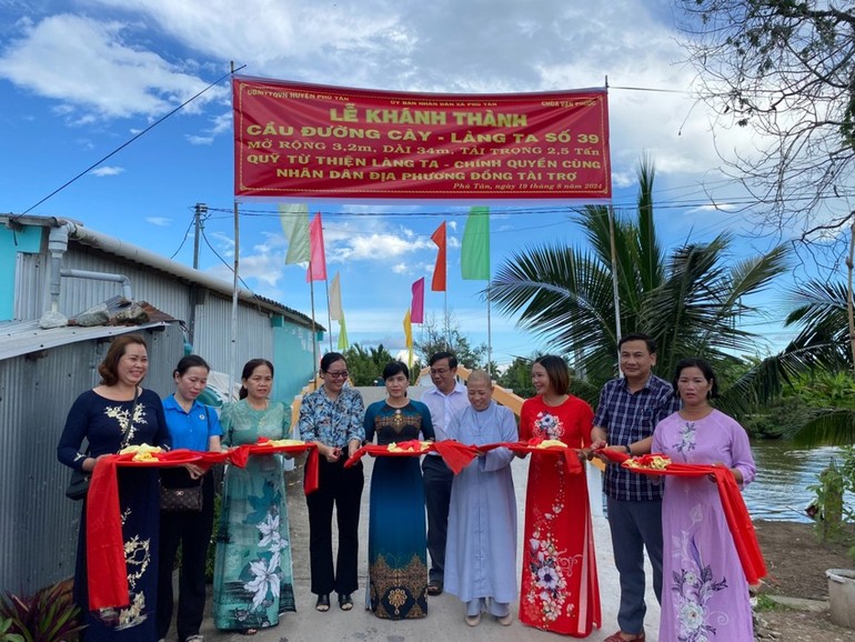 Cắt băng khánh thành cầu giao thông nông thôn ấp Đường Cày