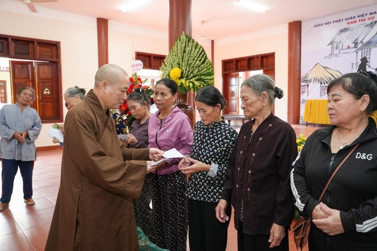 Hòa thượng Thích Bảo Nghiêm trao quà đến bà con