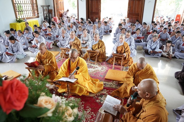 Chư tôn đức Tăng Ni và Phật tử trong thời trì tụng kinh tại khóa tu "Một ngày an lạc"