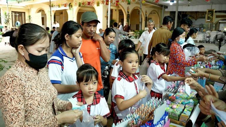 Học sinh chọn dụng cụ học tập tại gian hàng 0 đồng tại chùa Vi Phước