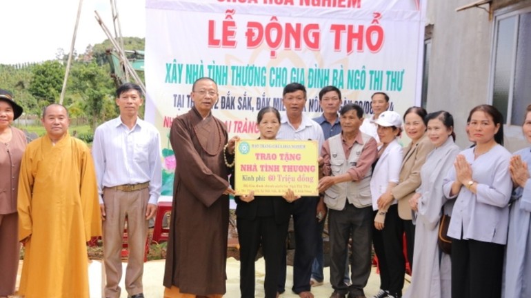 Thượng tọa Thích Quảng Tuấn trao hỗ trợ xây nhà tình thương