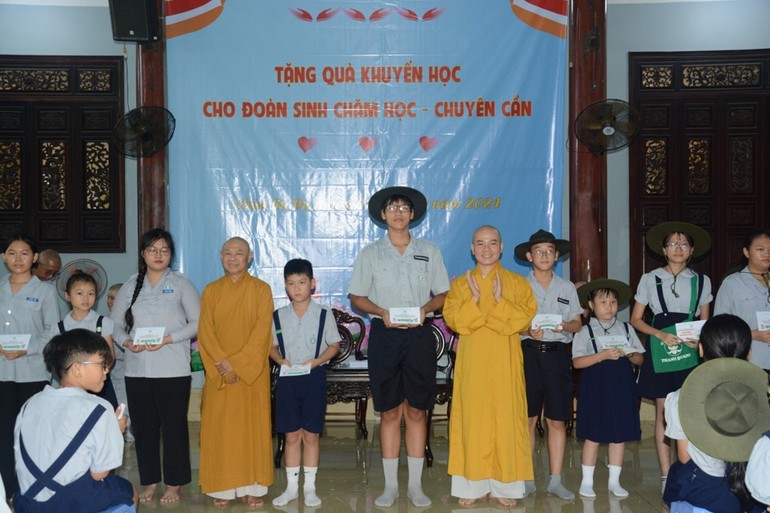 Ban Bảo trợ trao quà khuyến học đến đoàn sinh Gia đình Phật tử Đà Nẵng