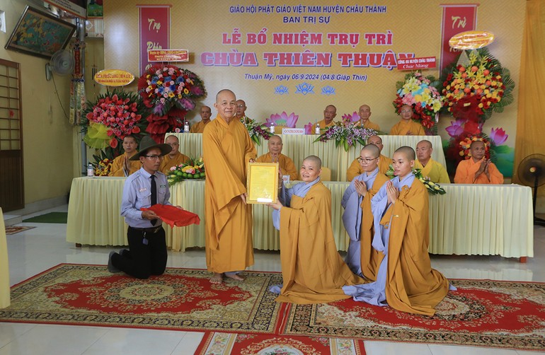 Hòa thượng Thích Minh Thiện trao quyết định đến Sư cô Thích nữ An Hà, tân trụ trì chùa Thiên Thuận