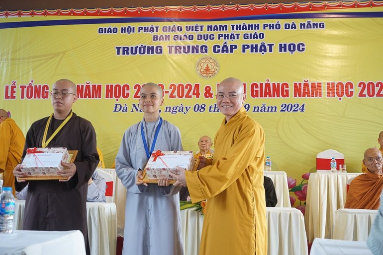 Trao phần thưởng đến Tăng Ni sinh xuất sắc trong học tập