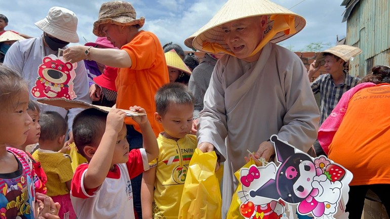 Ni sư Thích nữ Như Hiền trao quà trung thu đến các thiếu nhi tại xã Tân Thành, H.Tân Châu, tỉnh Tây Ninh