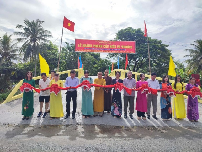 Cắt băng khánh thành cầu Hiểu và Thương, tại ấp Thọ Hòa Đông A, xã Phú Tâm, H.Châu Thành