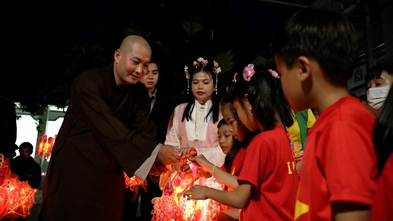 Chùa Ngọc Thiên (H.Châu Thành, Hậu Giang) tổ chức "Vầng trăng cổ tích" cho thiếu nhi