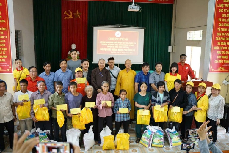 Chùa Tường Nguyên (Q.4) trao quà đến bà con chịu ảnh hưởng nặng nề do bão số 3 - Ảnh: T.N