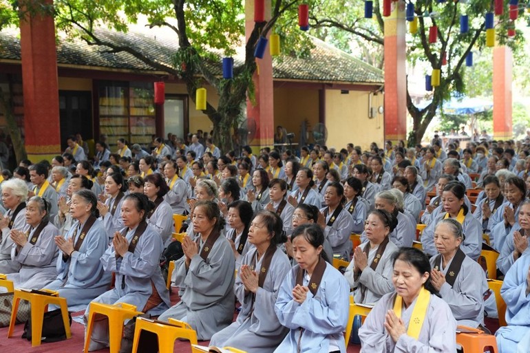 Phật tử Đạo tràng Pháp Hoa tham gia khóa tu Bát Quan trai tại chùa Bằng