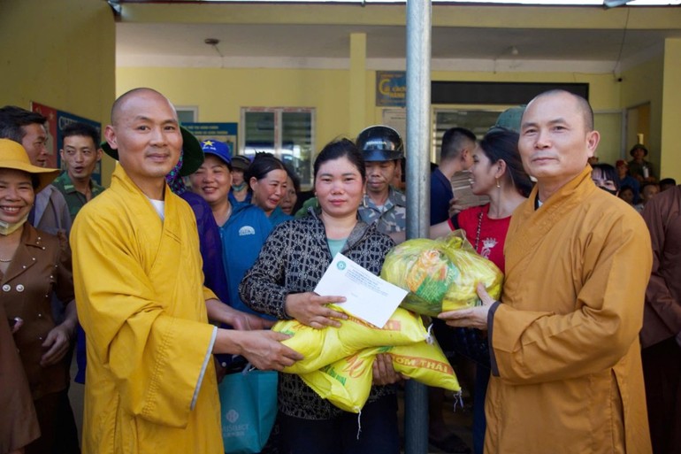  Phân ban Hoằng pháp đồng bào Dân tộc thiểu số thuộc Ban Hoằng pháp T.Ư trao quà đồng bào xã Xuân Thượng, H.Bảo Yên (Lào Cai) 