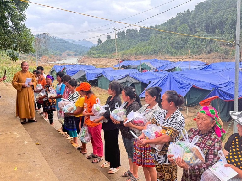 Đại đức Thích Quảng Tráng, Chánh Thư ký Ban Trị sự tỉnh trao quà đến những gia đình bị ảnh hưởng nặng nề