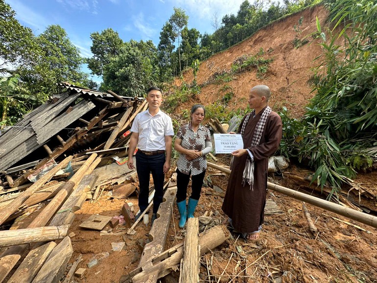  Đại đức Thích Thánh Trí hỗ trợ gia đình anh Phan Văn Đường 20 triệu đồng, góp sức xây dựng lại căn nhà