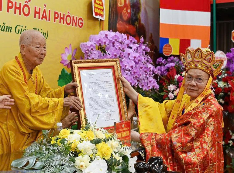 Trưởng lão Hòa thượng Thích Thanh Dục trao quyết định bổ nhiệm đến Hòa thượng Thích Quảng Tùng