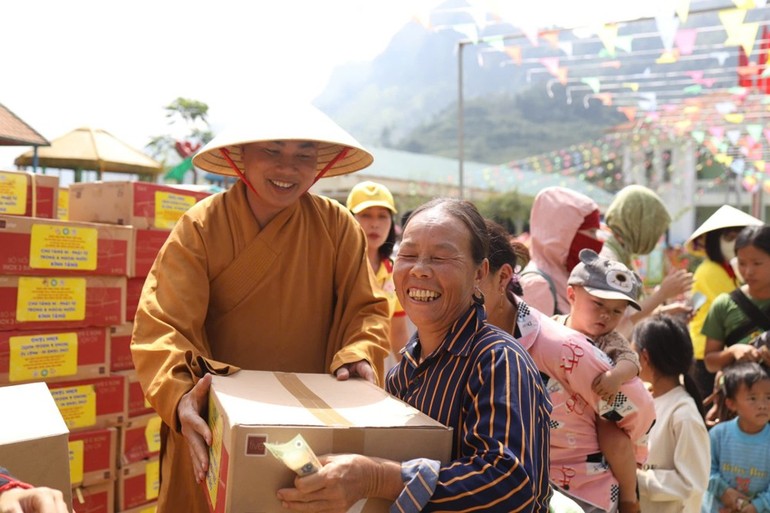 Đại đức Thích Minh Phú, trụ trì chùa Tường Nguyên (TP.HCM) trao quà tại H.Bắc Hà, tỉnh tỉnh Lào Cai