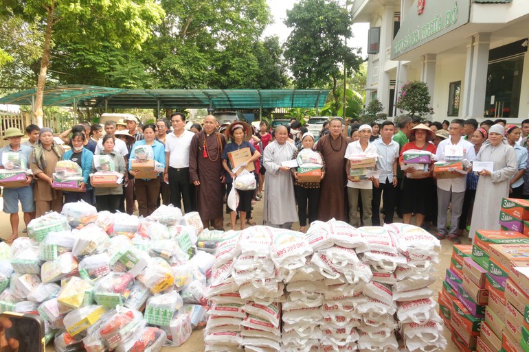  Ban Trị sự, Ban Từ thiện xã hội GHPGVN tỉnh BR-VT thăm hỏi và tặng quà đến bà con H.Bảo Yên, tỉnh Lào Cai