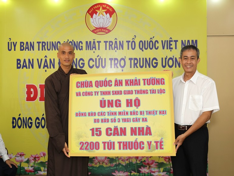 Chùa Quốc Ân Khải Tường ủng hộ xây dựng 15 căn nhà tình thương và 2.200 túi thuốc 