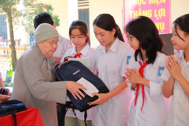 Ni trưởng Thích nữ Từ Nhẫn trao học bổng cho học sinh tại Trường Tiểu học Thị trấn Hạ Hòa 