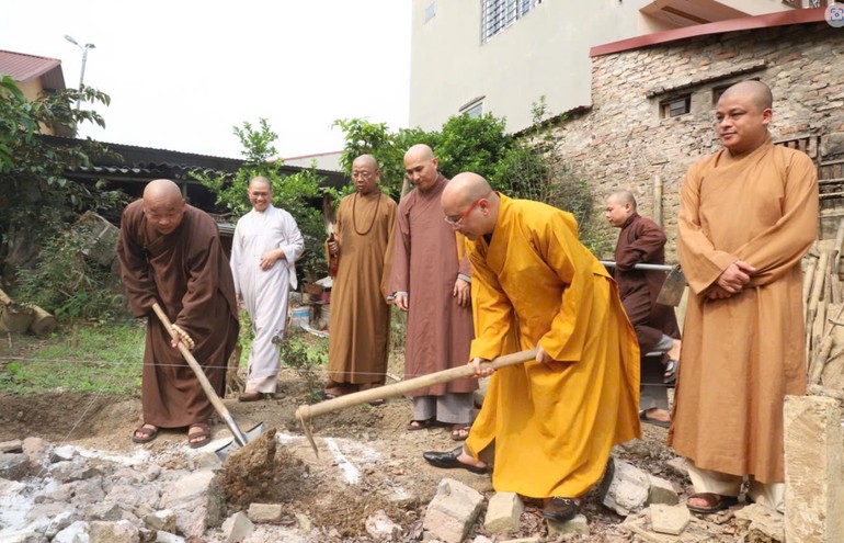 Chư tôn đức thực hiện nghi thức động thổ xây nhà Đại đoàn kết đến gia đình người đồng bào tại P.Hồng Hà