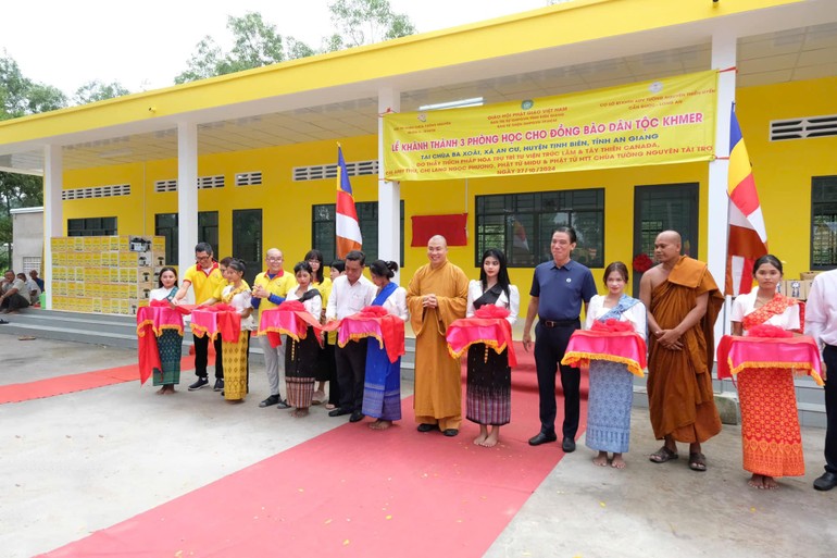 Cắt băng khánh thành 3 phòng học trong khuôn viên chùa Ba Xoài, xã An Cư - Ảnh: T.N