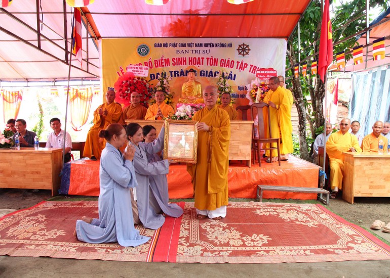 Thượng tọa Thích Quảng Hiền trao quyết định đến đại diện Ban Hộ tự đạo tràng Giác Hải