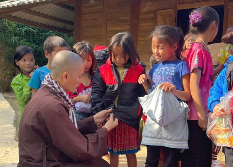 Tặng áo ấm cho học sinh vùng cao trong chương trình Áo ấm vùng Tây Bắc