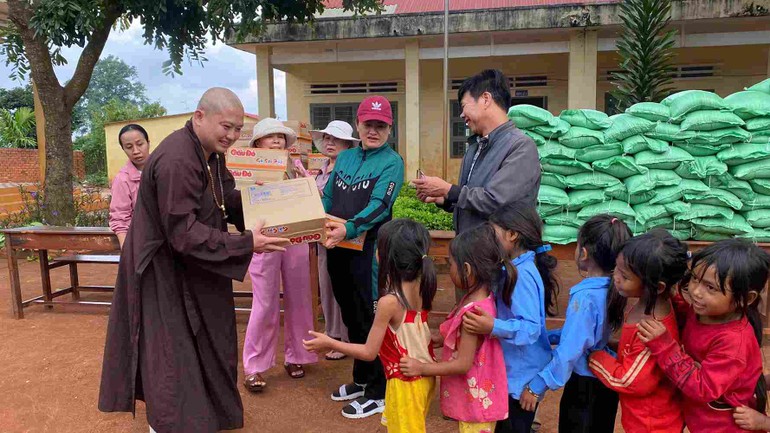 Trao quà cho học sinh tiểu học xã Kông HTok