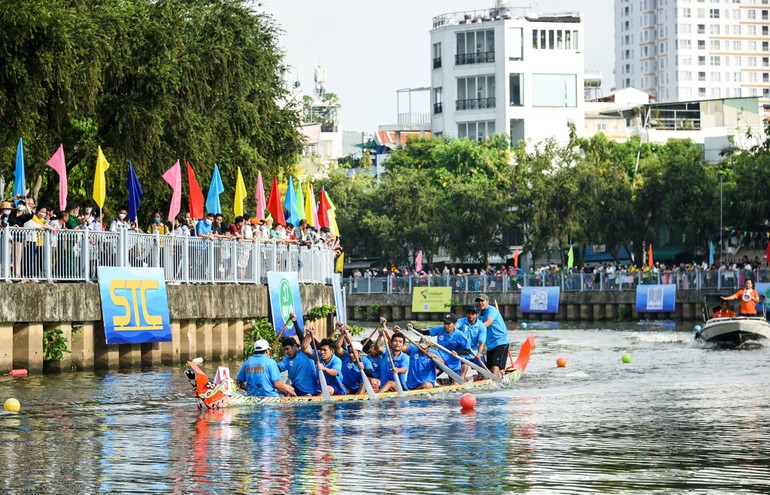 Hội thi đua ghe ngo lần I năm 2023 trên kênh Nhiêu Lộc - Thị Nghè - Ảnh: Quảng Đạo/BGN