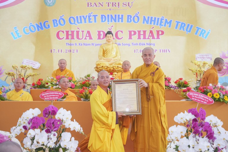  Thượng tọa Thích Quảng Hiền trao quyết định đến Đại đức Thích Tâm Quốc, tân trụ trì chùa Đắc Pháp