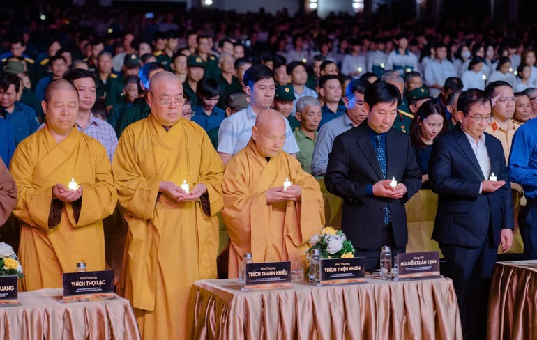 Chư tôn đức và lãnh đạo các bộ, ngành thắp nến tưởng niệm nạn nhân tử vong do tai nạn giao thông