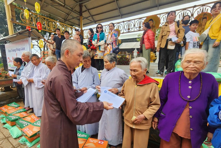  Đại đức Thích An Đạt, trụ trì chùa Bửu Liên Quang trao quà đến bà con H.Đức Trọng, Lâm Đồng