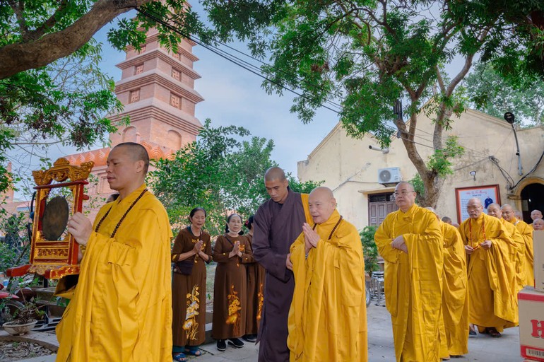 Chư vị Trưởng lão Hòa thượng nhiễu tháp tưởng niệm cố Trưởng lão Hòa thượng Thích Thanh Tứ