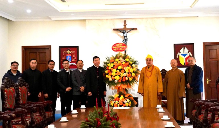 Trưởng lão Hòa thượng Thích Thanh Nhiễu tặng hoa chúc mừng Giáng sinh tại Tòa Tổng Giám mục TP.Hà Nội