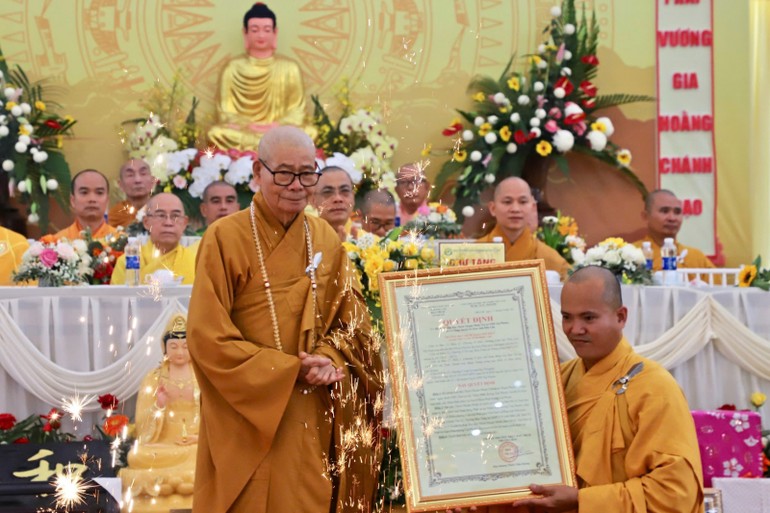 Hòa thượng Thích Châu Quang trao quyết định bổ nhiệm đến Đại đức Thích Nhuận Minh