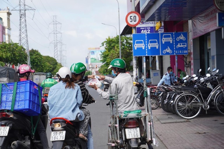 Những suất cơm chay chùa Giác Tánh tặng đến người khó khăn