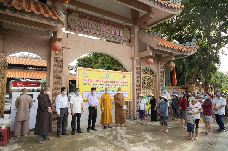 Ban Trị sự GHPGVN tỉnh Long An khai trương ATM gạo tại chùa Pháp Minh sáng 8-10 - Ảnh: Phùng Anh Quốc