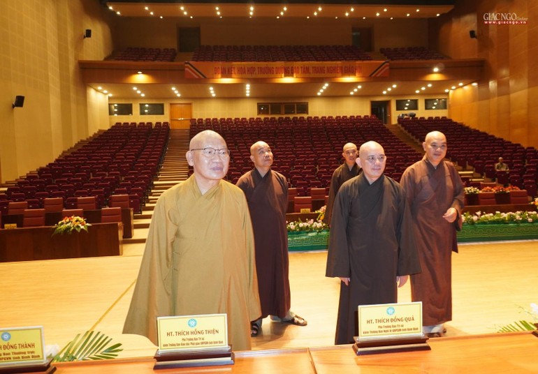 Hòa thượng Thích Nguyên Phước cùng chư tôn đức Ban Tổ chức Đại hội đại biểu Phật giáo tỉnh kiểm tra khâu thiết trí tại hội trường