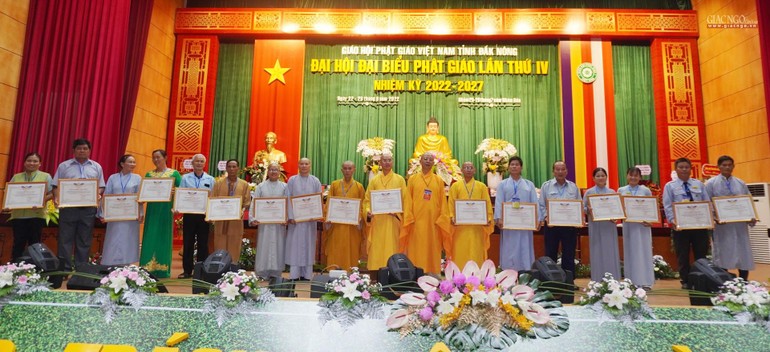 Ban Trị sự GHPGVN tỉnh Đắk Nông trao Bằng tuyên dương công đức đến các cá nhân và tập thể 