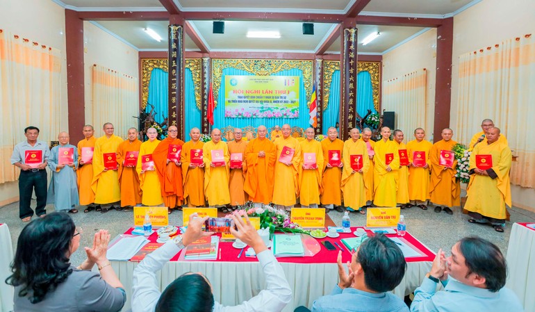 Trao quyết định chuẩn y thành phần nhân sự Ban Trị sự GHPGVN tỉnh Bình Thuận nhiệm kỳ 2022-2027