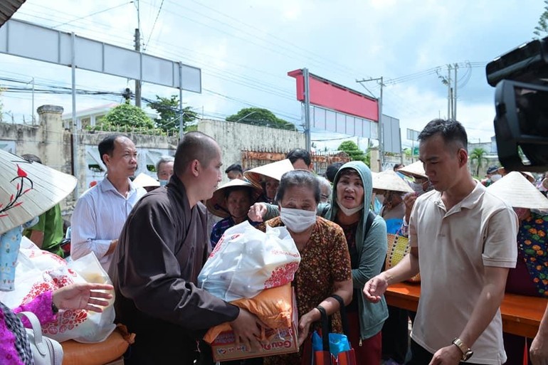 Đoàn từ thiện chùa Hưng Phước tặng quà đến bà con huyện Trà Cú