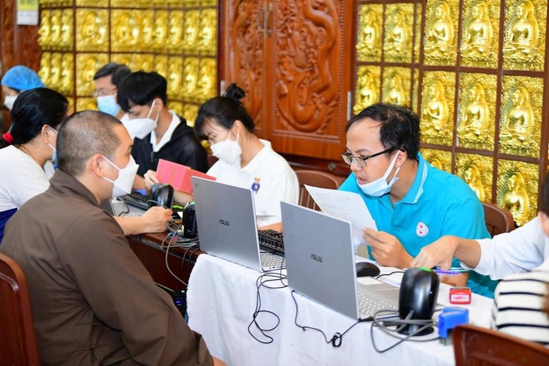 Chư tôn đức và Phật tử tham gia hiến máu nhân đạo tại chùa Giác Ngộ (quận 10, TP.HCM)