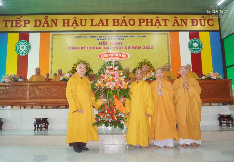 Hòa thượng Thích Lệ Trang trao tặng lẵng hoa chúc mừng đến Ban Trị sự GHPGVN huyện Củ Chi