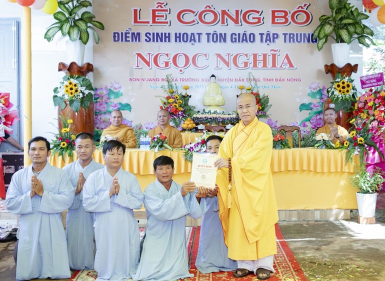 Thượng tọa Thích Quảng Hiền trao quyết định thành lập điểm sinh hoạt tôn giáo tập trung Ngọc Nghĩa