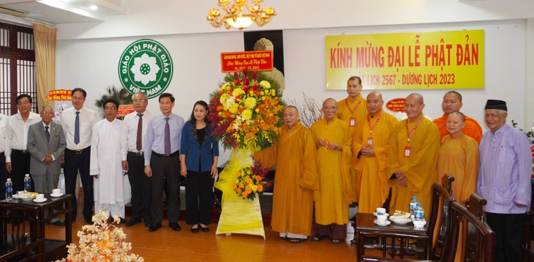 Đoàn UBTƯMTTQVN chúc mừng Phật đản Phật lịch 2567 tại Văn phòng II T.Ư