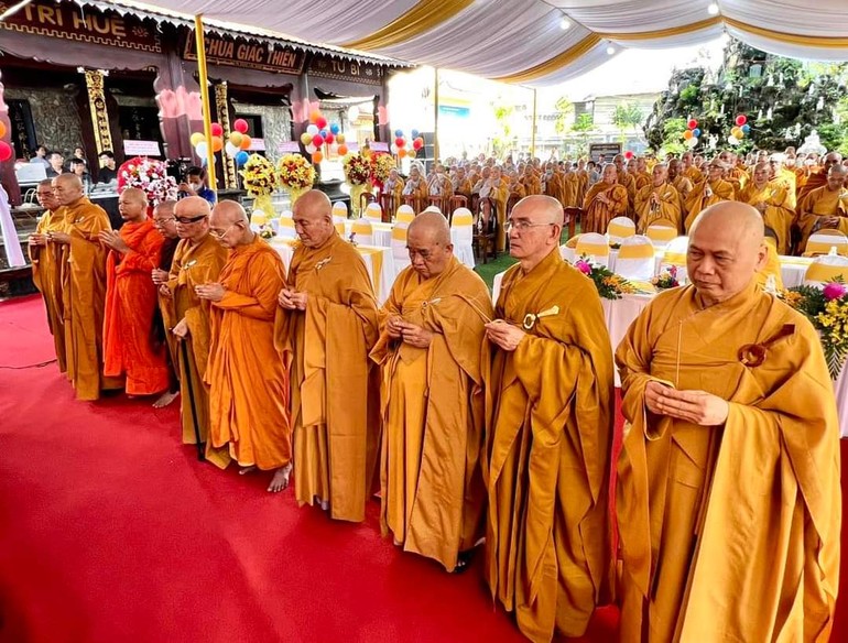 Chư tôn đức niêm hương cúng dường tại Đại lễ Phật đản