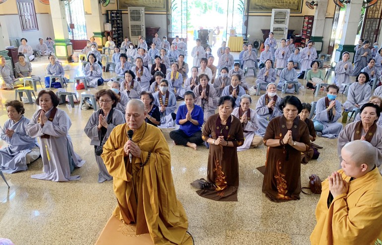 Đoàn cúng dường tại trường hạ chùa Xá Lợi