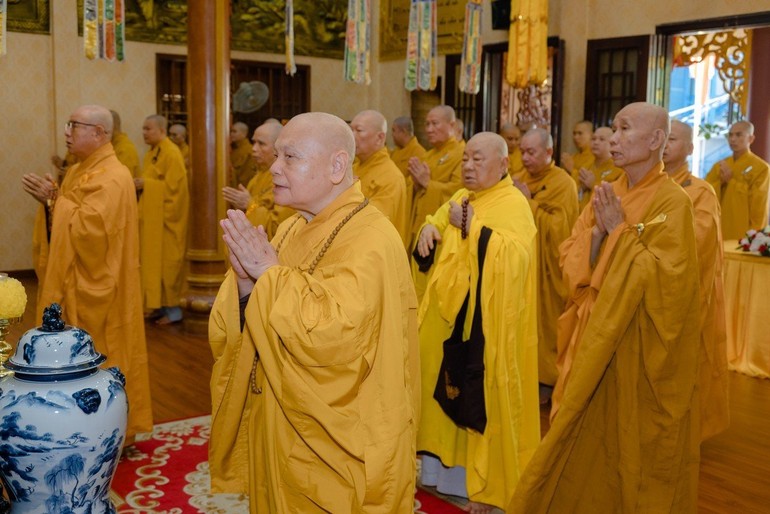  Hòa thượng Thích Thiện Nhơn, Chủ tịch Hội đồng Trị sự GHPGVN, viện chủ chùa Minh Đạo, Thiền chủ hạ trường, cùng chư tôn đức trong lễ Bố-tát tại chùa Minh Đạo