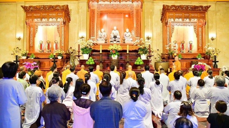 Đoàn Thường trực Ban Trị sự GHPGVN Q.10 và Phật tử cúng dường trường hạ Việt Nam Quốc Tự
